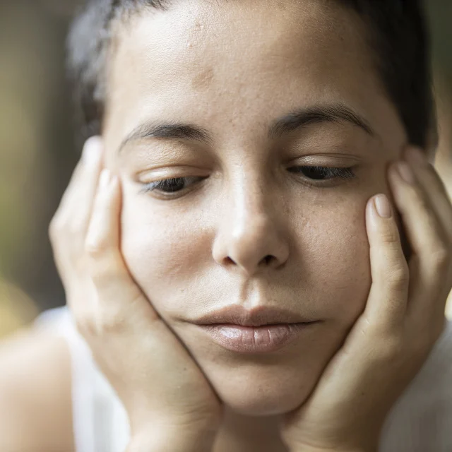 Gamle følelser kan dukke op til overfladen.

Når man begynder at meditere, så kan der også ske det, at der kommer svære følelser op – under meditationen. 

Det er fordi man måske har haft så travlt – i mange år, at man aldrig har haft tid og mulighed til at komme i dybden og rigtig føle efter, hvilke følelser, det som kan være sket på et eller andet tidspunkt, egentlig har bragt dig.

Det kan være følelser som frygt, forvirring, tristhed, eller sårethed. 

Her er det godt, hvis du blot kan give dig selv kærlighed og venlighed. Og sige til dig selv – ”Det er ok. Det er ok, at det kommer op nu”. 

Det vil hjælpe dig til stille og roligt at få renset ud i en masse gamle følelser, som aldrig tidligere har fået mulighed for at komme op og ud og forlade dig. 

Du bliver på en måde renset for nogle af alle de gamle svære følelser, som har ligger der inde dybt i dig – måske i mange år – og bare ventet på at komme ud.

Du kan evt. lægge en hånd blidt på dit hjerte og sende en besked til dig selv og dit hjerte om, at du har omsorg og kærlighed til dig – og at det, der sker, det er godt for dig. Det er ok, hvis du lader tårerne løbe. Det sker for mange og kan også føles meget forløsende.

#mindfullness 
#mindful 
#mindfulliving 
#feeling 
#méditation 
#meditationspraksis